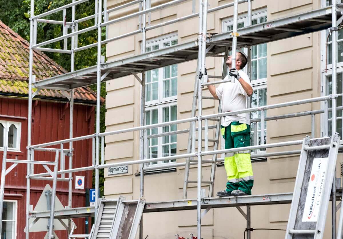 man som monterar en byggställning